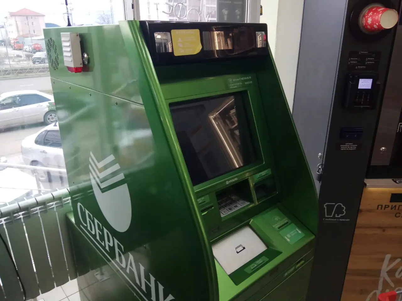 выдача денег в банкомате. снимается ли комиссия в банкоматах сбербанка. снимается ли комиссия в банкоматах сбербанка. комиссия за снятие наличных в банкомате сбербанка. комиссия за снятие наличных с карты.